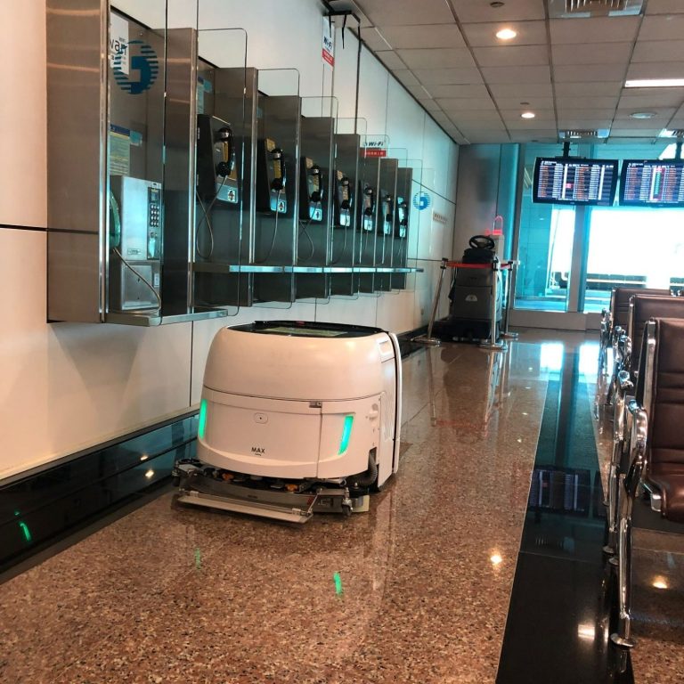 Reinigungsroboter am Flughafen Reinigungsroboter reinigt Boden